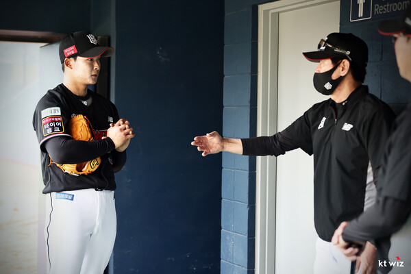 잠수함 이채호와 대화를 나누는 이강철 감독(사진=KT)