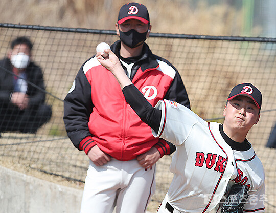 김민기 코치 앞에서 피칭하는 심준석(사진=스포츠춘추 DB)