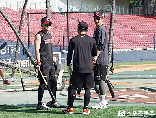 박해민(사진 왼쪽)은 가장 눈에 들어오는 후배로 문성주(사진 가운데)를 꼽았다(사진=스포츠춘추 김근한 기자)