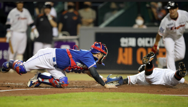 하주석을 홈에서 태그아웃으로 잡아낸 강민호(사진=삼성)