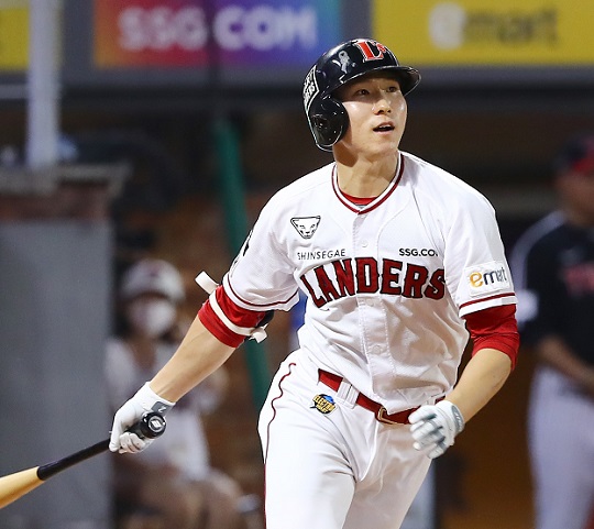 최근 10경기 타율 0.211로 하락세인 유격수 박성한의 체력 저하가 우려스러운 분위기다(사진=SSG)