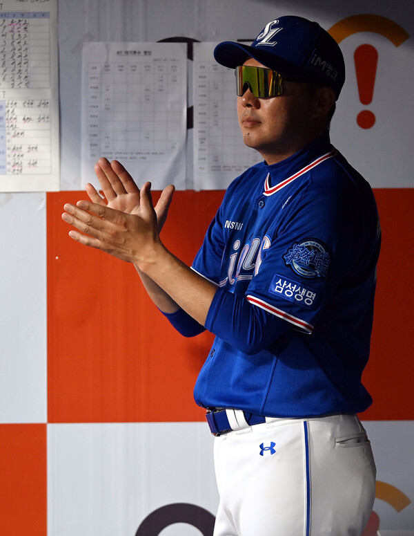 선수들에게 박수를 보내는 박진만 감독대행(사진=삼성)