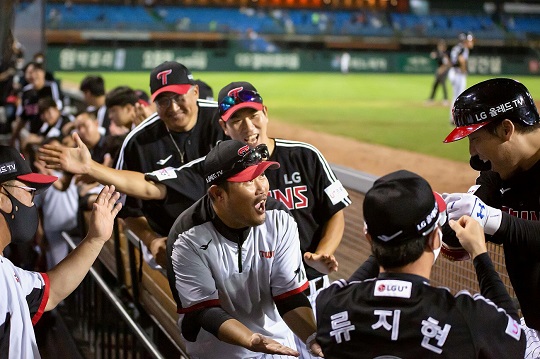 리그에서 가장 뜨거운 타선이 된 LG 벤치 분위기는 항상 활기찰 수밖에 없다(사진=LG)