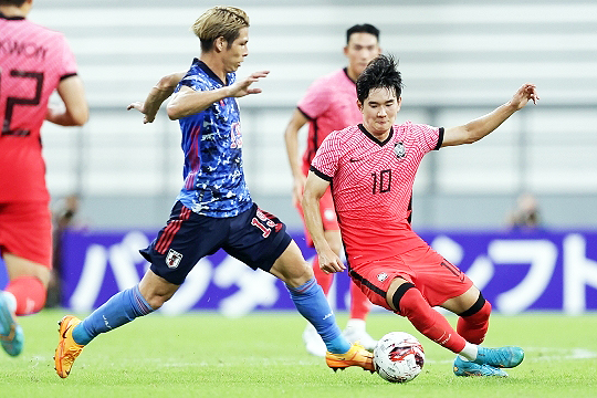 김진규(사진 오른쪽)는 2022 카타르 월드컵 출전에 도전한다(사진=대한축구협회)