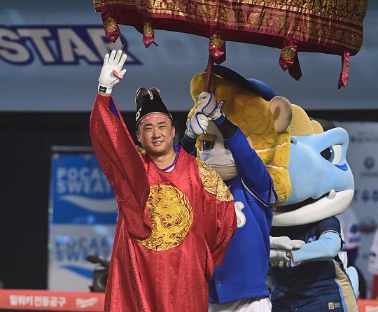 김태군은 올스타전에서 자신의 별명인 '태군마마'에 어울리는 임금님 퍼포먼스를 보여줬다(사진=삼성)