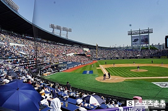 잠실구장을 함께 사용하는 두산과 LG는 격년제 3+1 체제에서 갈라질 수밖에 없는 운명이다(사진=스포츠춘추)
