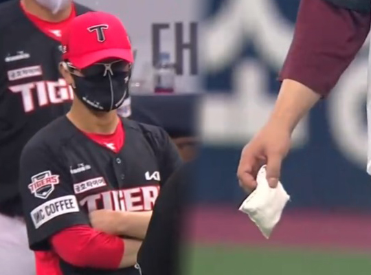 KIA 김종국 감독이 8월 24일 고척 키움전 5회 초 시작 전 로진백을 전달한 상대 코치 마운드 방문과 관련한 항의를 하고 있다(사진=해당 중계화면 캡처)