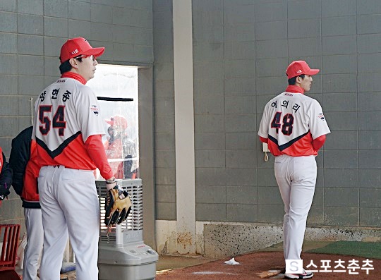 양현종(사진 왼쪽)과 이의리(사진 오른쪽)를 통해 KIA 팬들은 팀 선발 마운드의 현재와 미래를 동시에 지켜볼 수 있다(사진=스포츠춘추 김근한 기자)