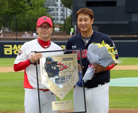 은퇴투어를 진행 중인 이대호(사진 오른쪽)에게 구단 선물과 기념 촬영 중인 양현종(사진 왼쪽). 동시대에 활약한 선배들이 떠나는 상황은 양현종에게 복잡한 감정을 느끼게 했다(사진=KIA)