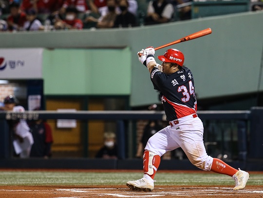 최형우가 9월 7일 울산 롯데전에서 안타를 날리고 있다(사진=KIA)