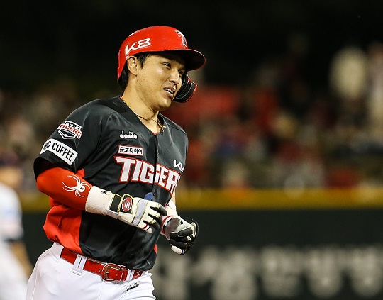 KIA 포수 박동원이 9월 7일 울산 롯데전에서 결정적인 동점 2점 홈런을 날리고 기뻐하고 있다(사진=KIA)