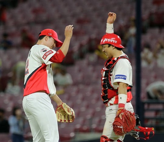 박동원이 후반기 들어 어려움을 겪는 마무리 투수 정해영(사진 왼쪽)에게 전한 메시지가 있었다(사진=KIA)