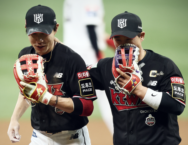 KT의 키스톤 콤비 심우준과 박경수(사진=KT)