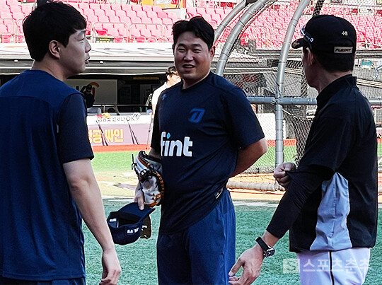 양의지가 박건우, 이강철 KT 감독과 즐거운 대화를 나누고 있다(사진=스포츠춘추 배지헌 기자)
