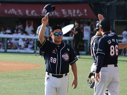 7년 연속 한국시리즈 우승 위업을 이룬 김태형 감독(사진=두산)
