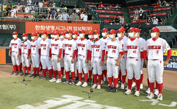 애국가를 합창하는 대전고 야구부원들(사진=한화)