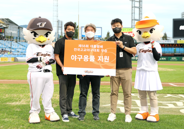 좌측부터 한화 이글스 정민혁 스카우트팀 파트장, 대전고 김의수감독, 한화 이글스 김장백 운영팀장(사진=한화)