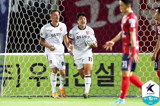 FC 서울 공격 핵심 조영욱(사진 오른쪽), 일류첸코(사진=한국프로축구연맹)