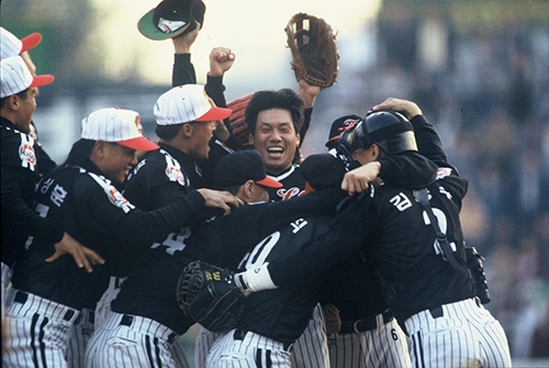 LG의 마지막 우승인 1994년 한국시리즈 4차전 종료 직후 찍힌 사진. 마무리 투수였던 김용수 전 감독(가운데)이 선수들에게 둘러 싸여 환호하고 있다(사진=LG)