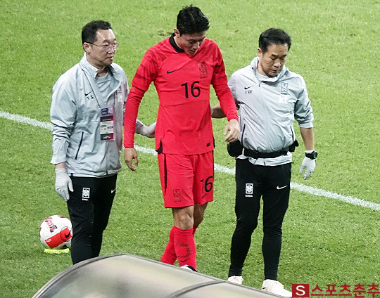 한국 축구 대표팀 스트라이커 황의조(사진 가운데)(사진=스포츠춘추 이근승 기자)