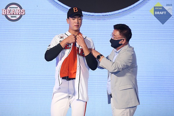 드래프트에서 1라운드로 두산의 선택을 받은 최준호(사진=두산)
