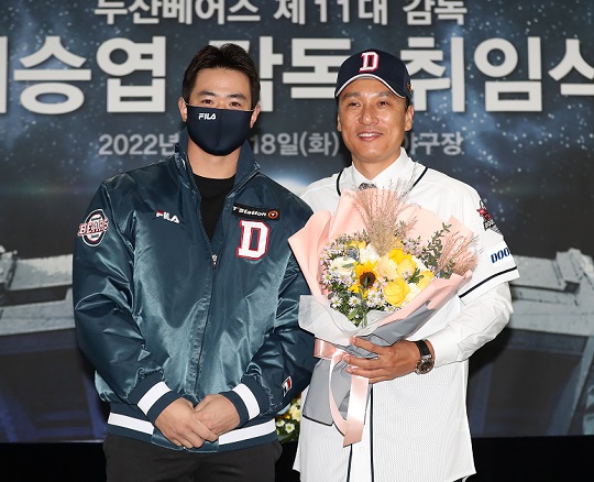 이승엽 감독(사진 오른쪽)은 4번 타자 김재환(사진 왼쪽)의 분발을 주문했다(사진=두산)