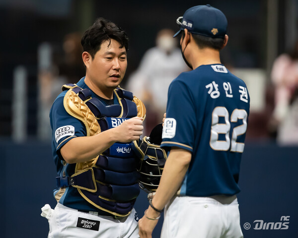 양의지와 강인권 대행(사진=NC)