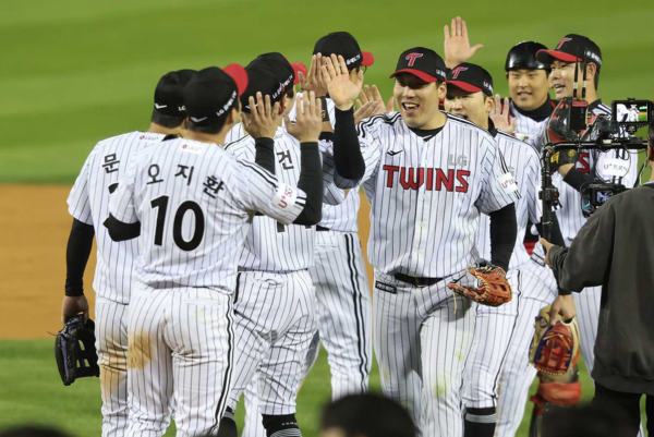 1차전 때만 해도 분위기 좋았는데...승리의 하이파이브(사진=LG)