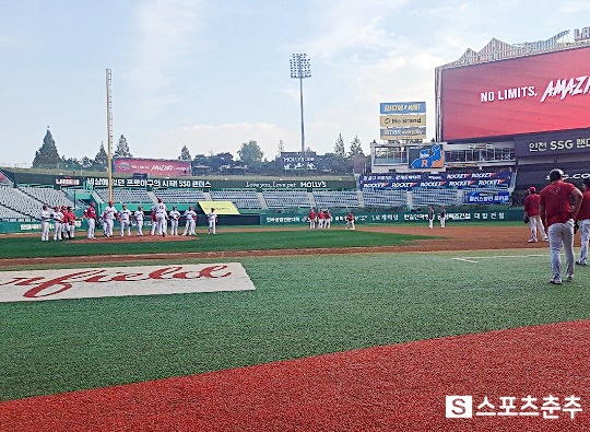 10월 30일 문학구장에서 열린 한국시리즈 대비 훈련에서 SSG 벤치는 상황에 따른 투수진과 야수진의 수비 호흡 점검에 초점을 뒀다. 단기전에서 치명적인 수비 실책을 방지하고자 하는 의도다(사진=스포츠춘추 김근한 기자)
