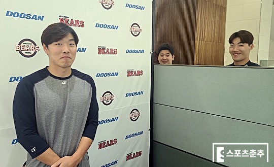 팀 동료들에게 인기가 많은 최원준이 인터뷰 과정에서 동료들의 격한 관심을 받는 장면(사진=스포츠춘추 김근한 기자)