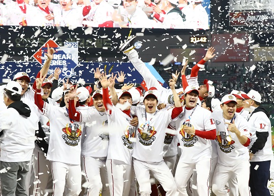 와이어 투 와이어 통합 우승을 차지한 SSG 랜더스가 2023년 왕조 수성을 위한 스토브리그에 돌입한다(사진=SSG)