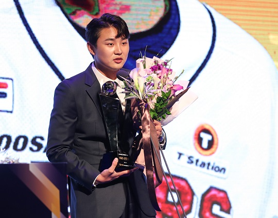 두산 투수 정철원이 신인왕을 수상했다(사진=두산)