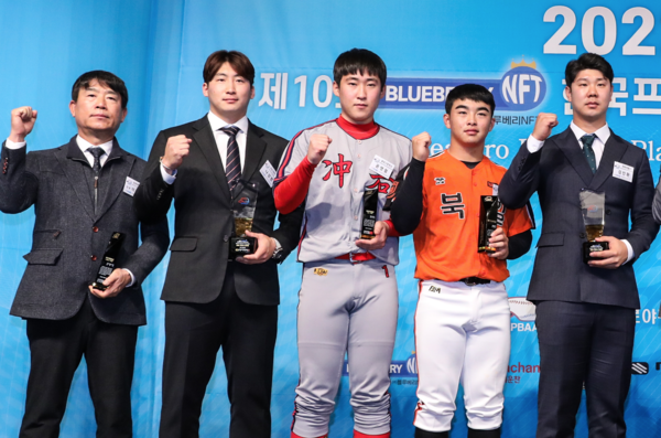 맨 좌측이 이연수 감독, 맨 오른쪽이 김인환(사진=KIA)