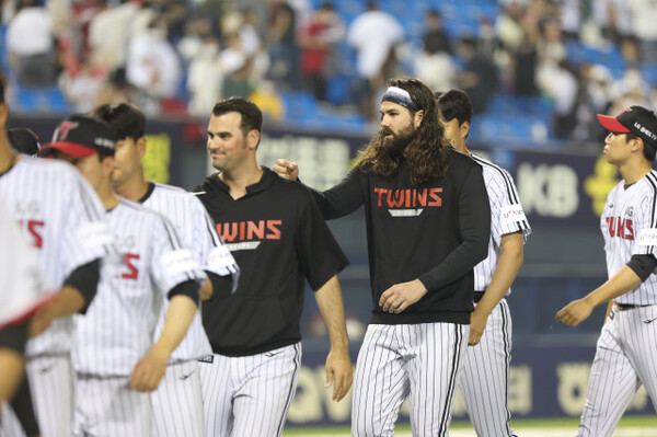 플럿코와 켈리가 LG와 재계약했다(사진=LG)