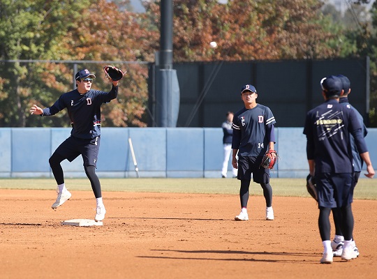 두산 내야수 안재석(사진 왼쪽)의 성장 속도에 관심이 쏠리는 분위기다(사진=두산)
