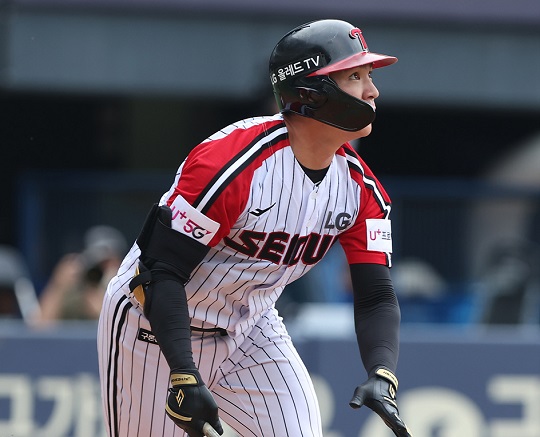 2022년 생애 첫 20홈런-20도루와 함께 골든글러브 수상으로 자신의 가치를 증명한 오지환(사진=LG)