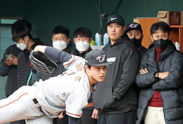 2022 한화 스프링캠프에서 문동주의 불펜 피칭을 지켜보는 류현진(사진=한화)