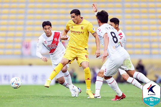 Sandro, atacante do Gwangju FC (centro) (Foto = Associação Coreana de Futebol Profissional)