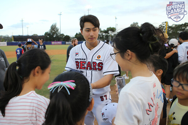 두산 외야수 양찬열이 시드니 교민들에게 팬 서비스를 하고 있다(사진=두산)