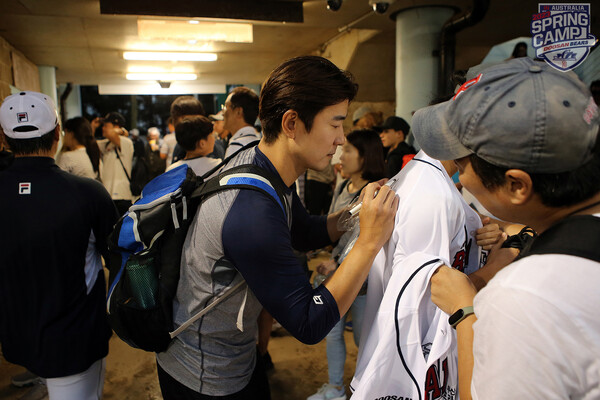 두산 내야수 김재호가 시드니 야구장을 찾은 교민들에게 사인을 하고 있다(사진=두산)