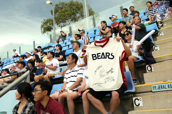 시드니 블랙타운 야구장을 찾은 교민들(사진=두산)