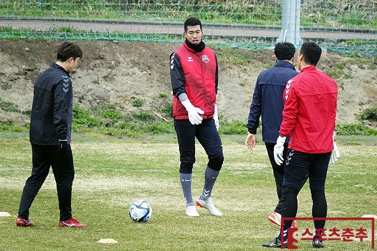 2023시즌을 준비 중인 수원FC 이범영 골키퍼(사진=스포츠춘추 이근승 기자)