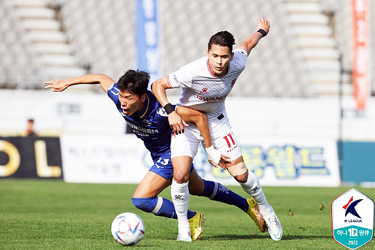2023시즌부터 제주 유나이티드 공격을 책임질 헤이스(사진 오른쪽)(사진=한국프로축구연맹)