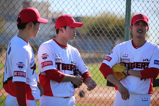 2023시즌 KIA 5선발 유력 경쟁 후보들. 윤영철(사진 왼쪽부터), 김기훈, 임기영이 스프링캠프 훈련에 임하고 있다(사진=KIA)