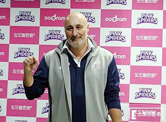 한국 여자배구 최초 외국인 사령탑이 된 흥국생명 아본 단자 감독(사진=스포츠춘추 김근한 기자)