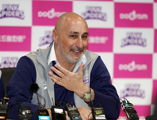 아본 단자 감독이 2월 23일 취임 기자회견에서 소감을 전하고 있다(사진=흥국생명)