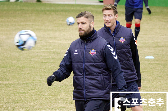 수원FC 스트라이커 라스 벨트비크(사진 왼쪽)(사진=스포츠춘추 이근승 기자)