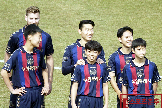 3월 4일 수원FC 복귀전을 치른 이 용(사진 가운데)(사진=스포츠춘추 이근승 기자)