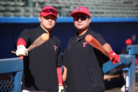팀 후배 김도영(사진 왼쪽)과 포즈를 취한 황대인(사진 오른쪽). 황대인은 스프링캠프에서 분위기 메이커 역할을 담당하고 있다(사진=KIA)