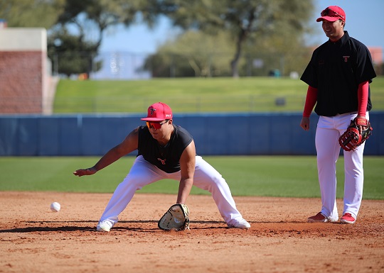 황대인(사진 가운데)과 변우혁(사진 오른쪽)이 2023시즌 주전 1루수 자리를 두고 치열한 경쟁을 펼칠 전망이다(사진=KIA)